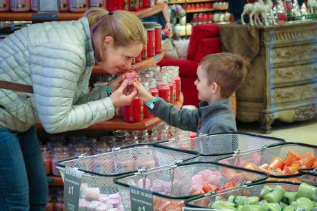 MOM. CHECK OUT THIS AROMA!